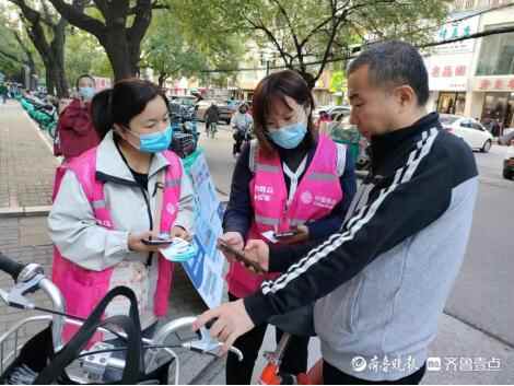 近期，聊城街头多了一群“红马甲”