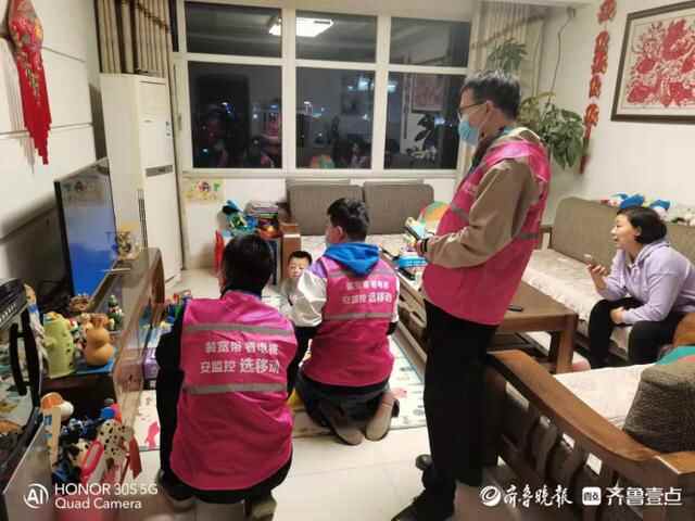 近期，聊城街头多了一群“红马甲”