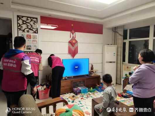 近期，聊城街头多了一群“红马甲”