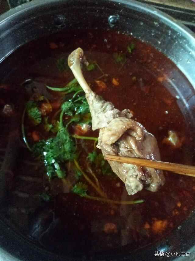 山东冠县地方特色美食“啤酒鸭”，麻辣鲜香、还赠送蔬菜和面食