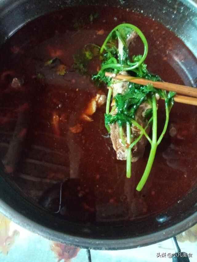 山东冠县地方特色美食“啤酒鸭”，麻辣鲜香、还赠送蔬菜和面食