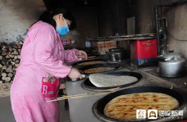 山东聊城：“非遗”美食成俏销年货