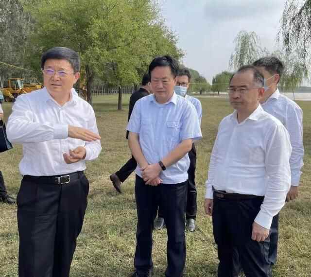 市委书记佘春明，市委副书记、市长宋永祥检查防汛工作