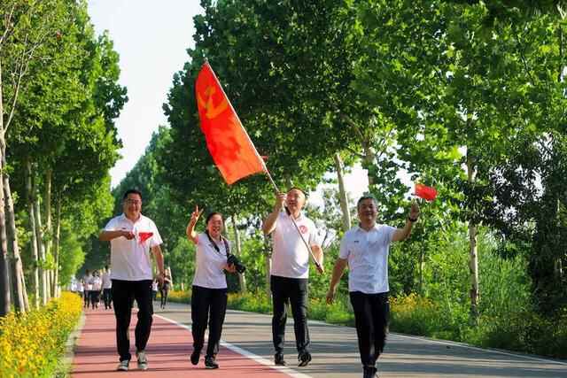 农行博兴县支行开展“迎七一”健步走主题党日活动