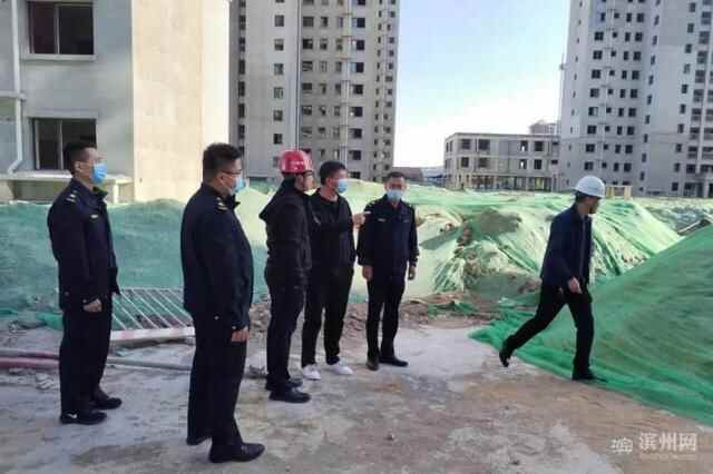 喜迎二十大丨滨城区市东街道开展建筑工地大气污染防治专项巡查