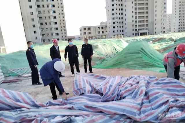 喜迎二十大丨滨城区市东街道开展建筑工地大气污染防治专项巡查