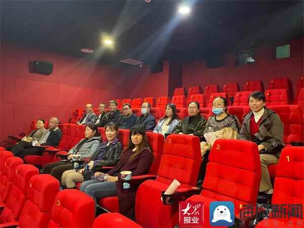 阳信县第一实验学校组织教师观看电影《牛王》