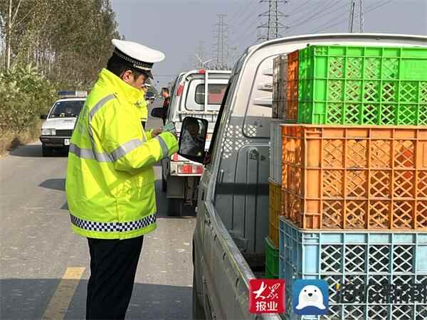 阳信县交警开展错时整治“酒驾”专项行动