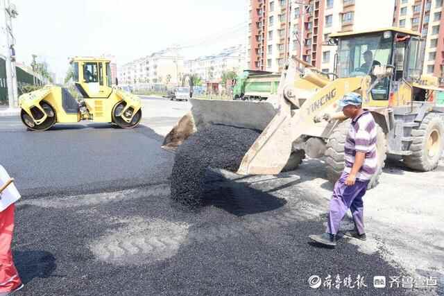 沾化区富港路完成摊铺沥青，离通车更进一步