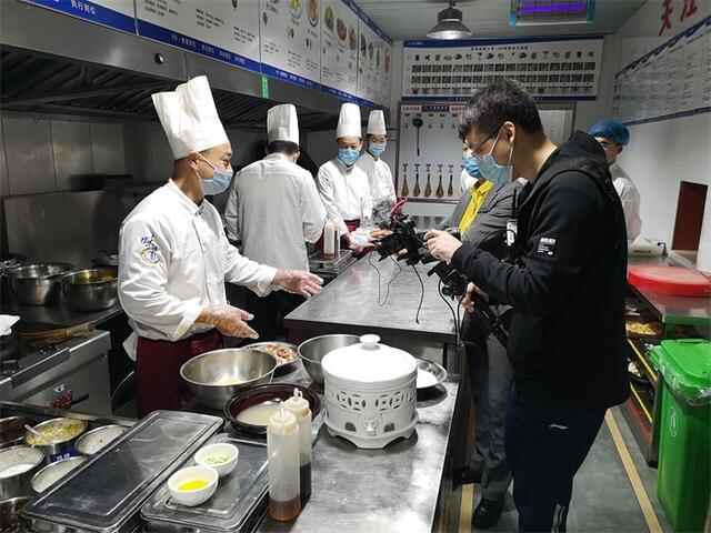 “下馆子 品美食”惠民“花式”直播促服务业复苏