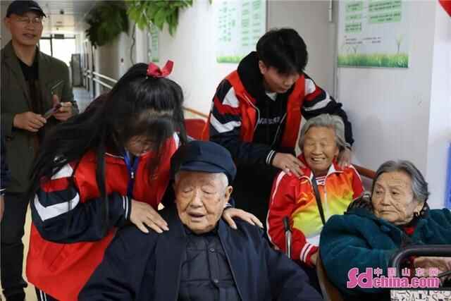 浓浓敬老情，单县一中学子走进敬老院慰问老人
