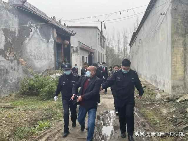 我为群众办实事|巨野**再次开展集中执行拘传8名“老赖”