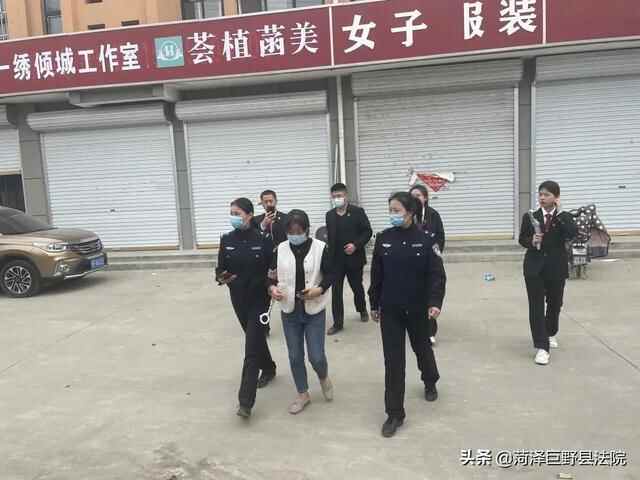 我为群众办实事|巨野**再次开展集中执行拘传8名“老赖”