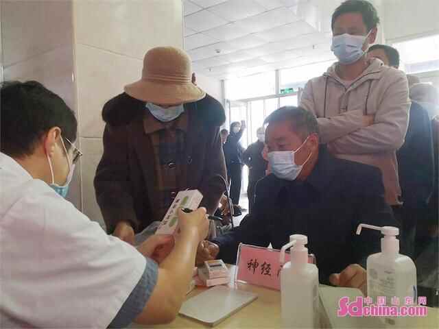 菏泽市东明县小井镇卫生院举办重阳节大型义诊活动