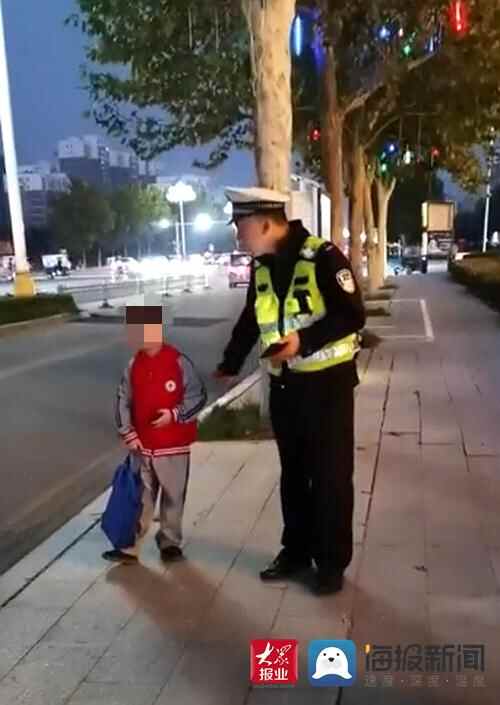 定陶暖心一幕：天色渐晚 暖心交警护送迷路孩子回家