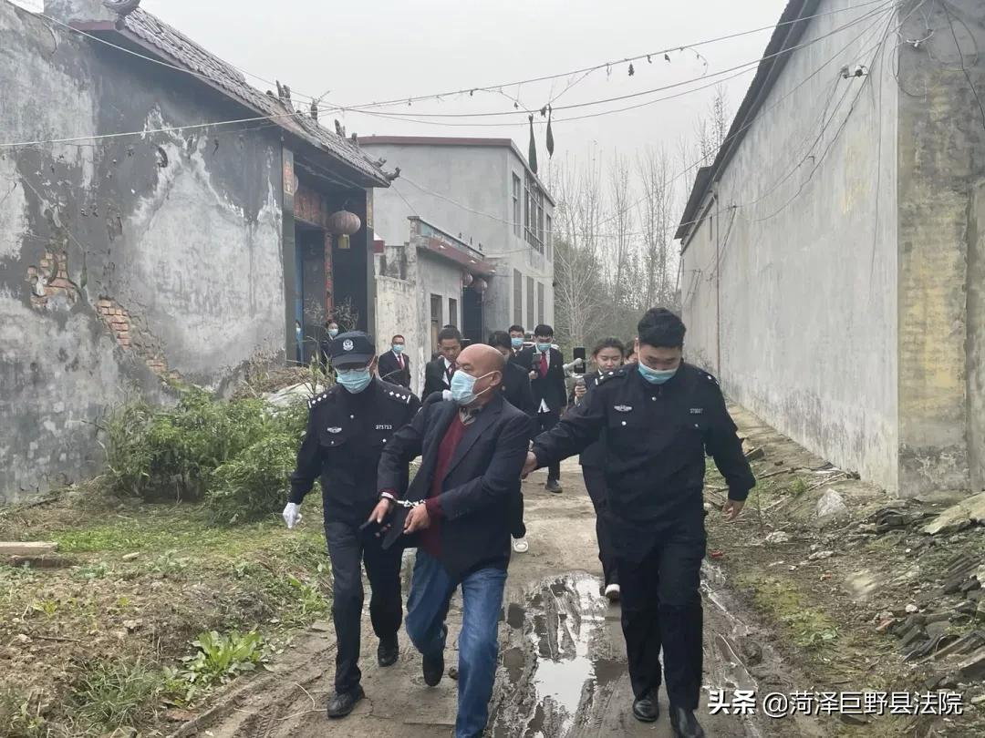 欠钱不还！巨野8人一大早从家中被抓！