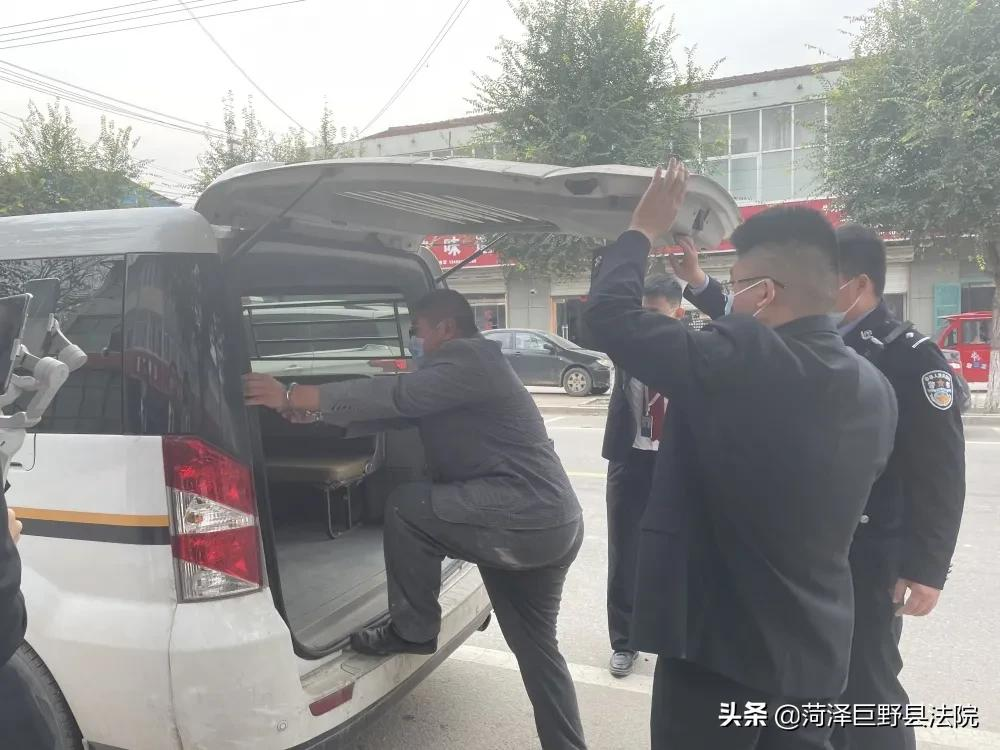 欠钱不还！巨野8人一大早从家中被抓！