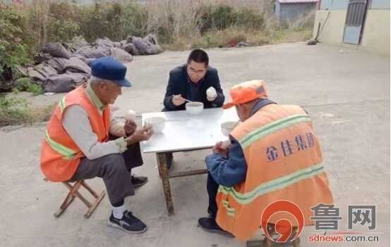 菏泽定陶区黄店镇：160名机关干部与环卫工人同吃同劳动，共庆第27个环卫节