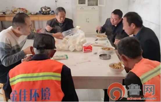 菏泽定陶区黄店镇：160名机关干部与环卫工人同吃同劳动，共庆第27个环卫节