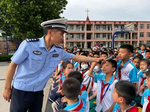 七进宣传 | 牡丹区交警开展迎“六·一”交通安全进校园活动