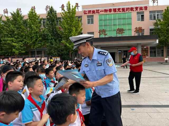 七进宣传 | 牡丹区交警开展迎“六·一”交通安全进校园活动