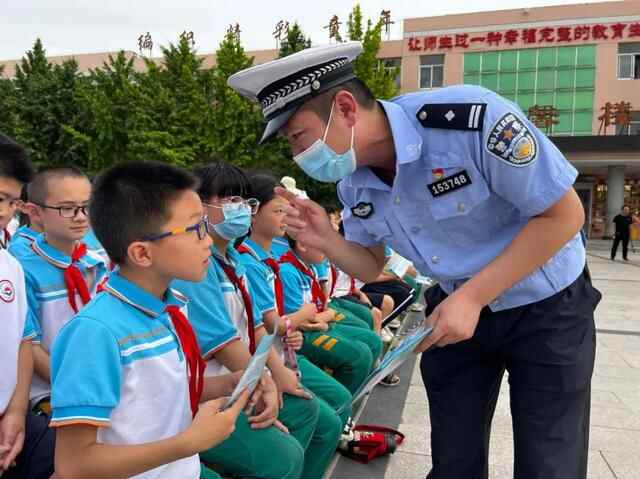 七进宣传 | 牡丹区交警开展迎“六·一”交通安全进校园活动