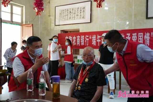 定陶农商银行：红歌唱出爱国情 粽叶香飘敬老院