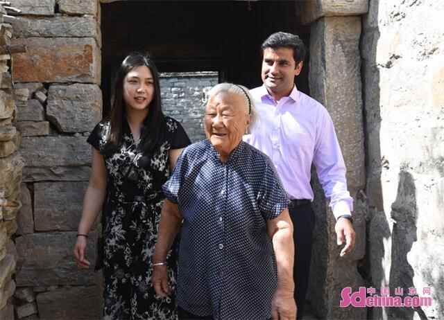 巨野县外籍友人积极参加志愿活动