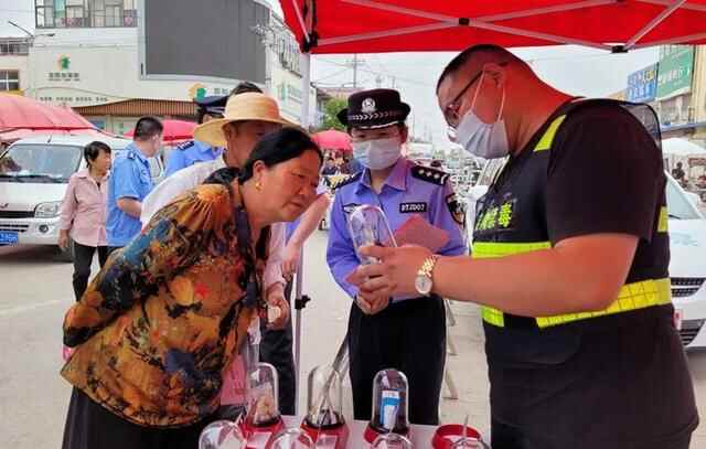 定陶警方开展“禁毒宣传进集市”主题宣传活动