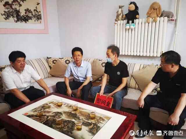 定陶区委书记朱中华一行走访慰问定陶区第一实验小学教师钱贵景