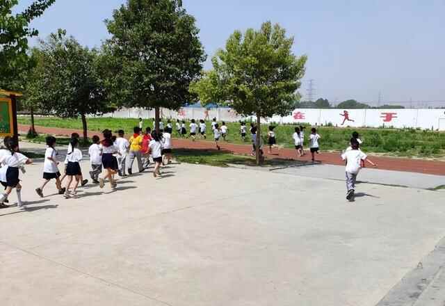 定陶区马集镇第一学区费庄小学举行安全应急疏散演练