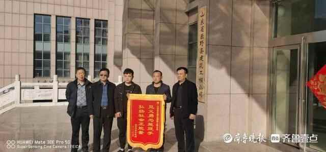 巨野：车祸无情人有情 国企职工显身手