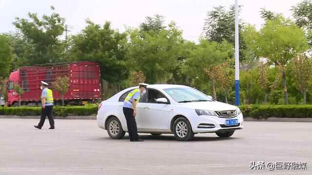巨野：执拗考生意图弃考 执勤交警热心劝导