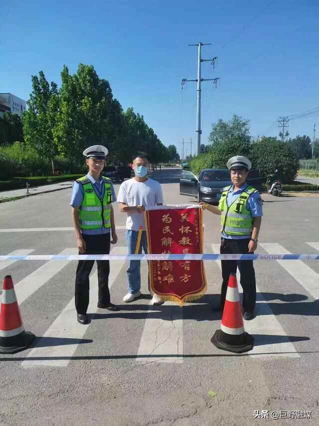 巨野：执拗考生意图弃考 执勤交警热心劝导