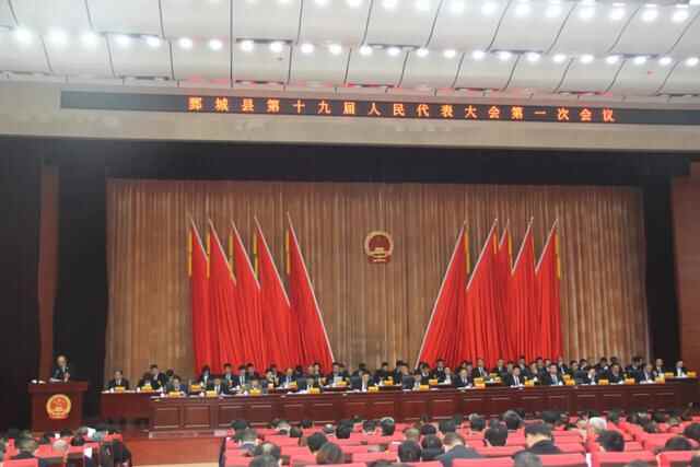 崔冰向鄄城县人大作五年工作报告