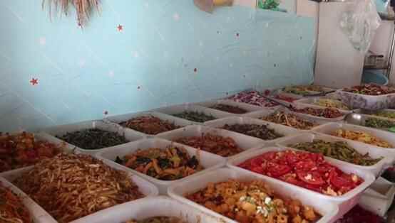 山东大哥卖快餐，8元30多个菜随便选，一个人赚一块钱