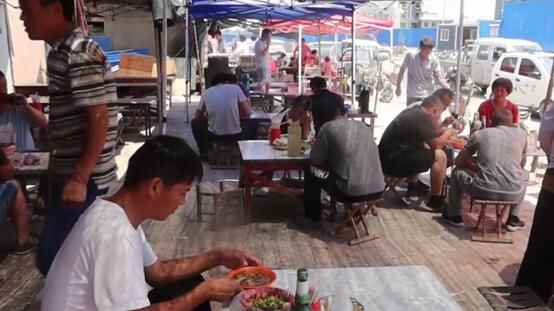 山东大哥卖快餐，8元30多个菜随便选，一个人赚一块钱