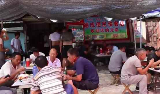 山东大哥卖快餐，8元30多个菜随便选，一个人赚一块钱
