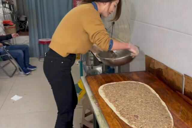 曹县独一份牛肉馍，因老板娘高颜值走红，夸赞声中有人给出忠告