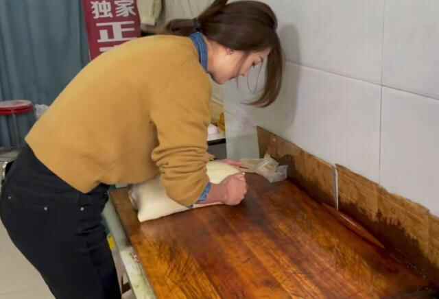 曹县独一份牛肉馍，因老板娘高颜值走红，夸赞声中有人给出忠告