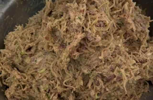 曹县独一份牛肉馍，因老板娘高颜值走红，夸赞声中有人给出忠告