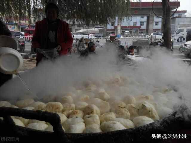 菏泽小镇上的小破店，一到饭点就挤满人，水煎包1元出锅就抢光