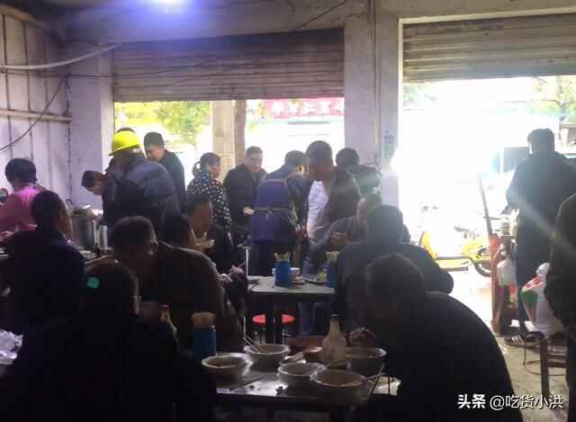 菏泽小镇上的小破店，一到饭点就挤满人，水煎包1元出锅就抢光