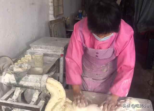 菏泽小镇上的小破店，一到饭点就挤满人，水煎包1元出锅就抢光