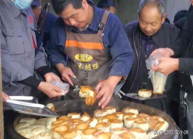 菏泽小镇上的小破店，一到饭点就挤满人，水煎包1元出锅就抢光
