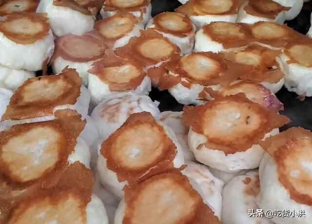 菏泽小镇上的小破店，一到饭点就挤满人，水煎包1元出锅就抢光