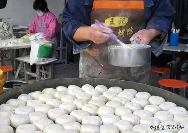 菏泽小镇上的小破店，一到饭点就挤满人，水煎包1元出锅就抢光