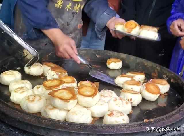 菏泽小镇上的小破店，一到饭点就挤满人，水煎包1元出锅就抢光