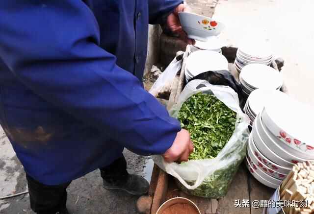 山东东明大爷露天摆摊，40年只卖一碗汤，8元1碗有半碗肉