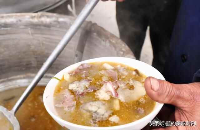 山东东明大爷露天摆摊，40年只卖一碗汤，8元1碗有半碗肉